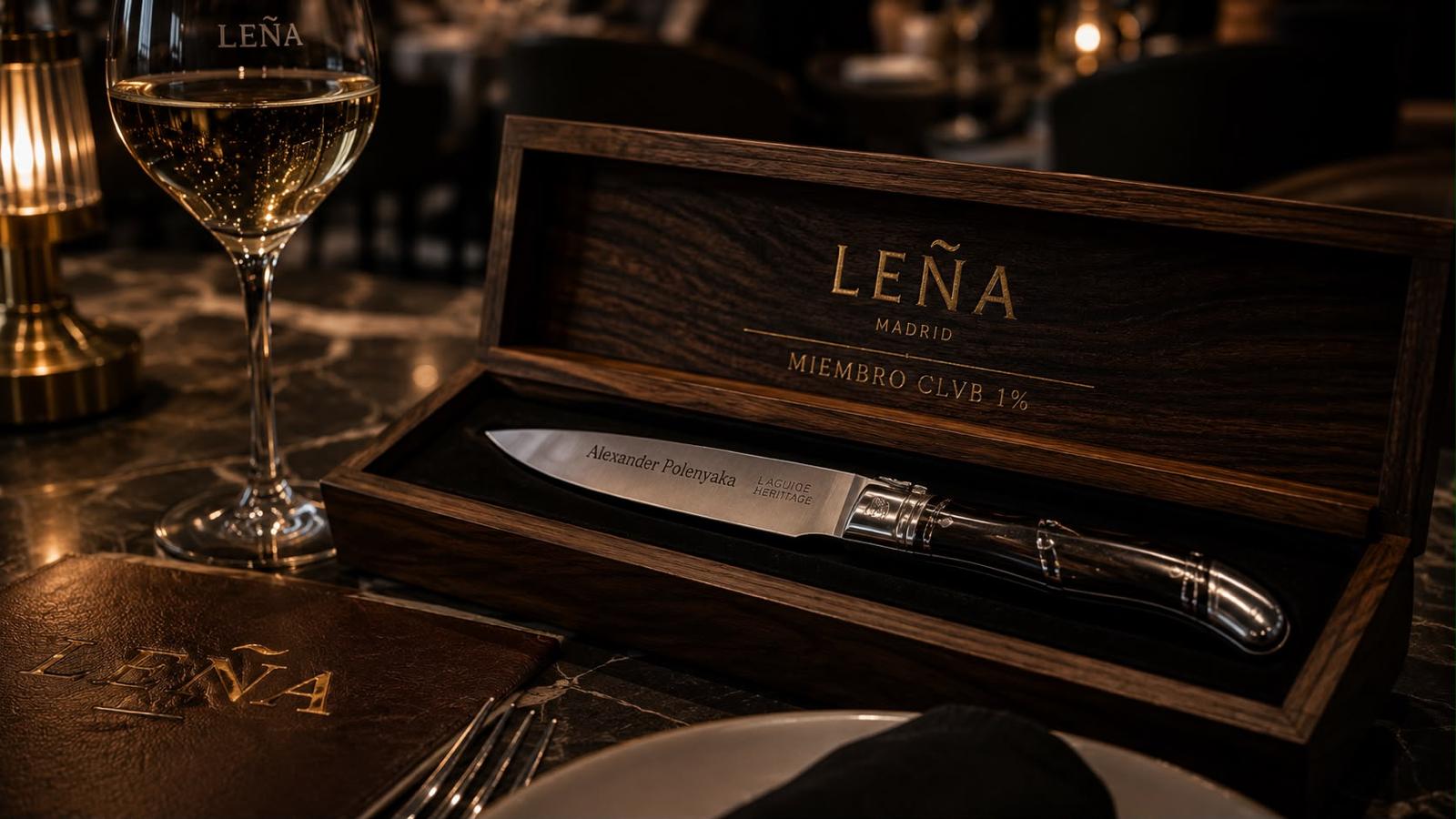 Detalle de un obsequio personalizado sobre una mesa